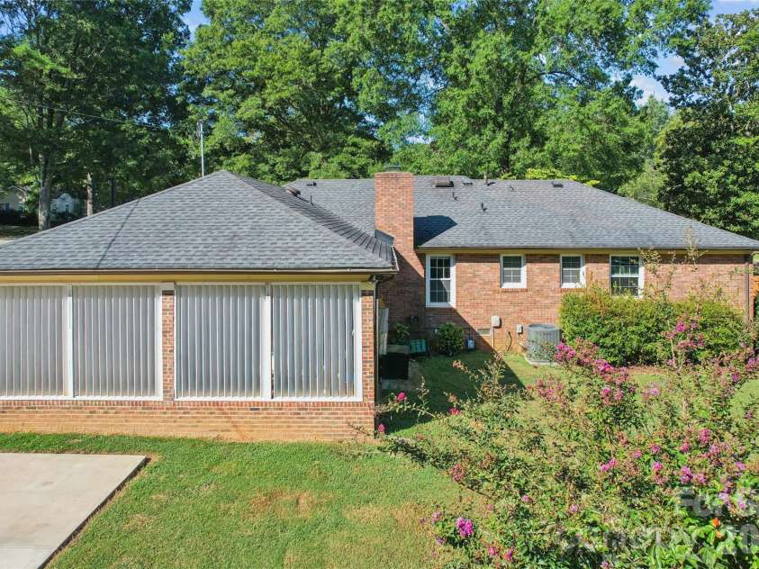 13507 Four Oaks Lane, Matthews, NC 28105.  MLS# CAR4424835, YatesRealty ID 23254. 