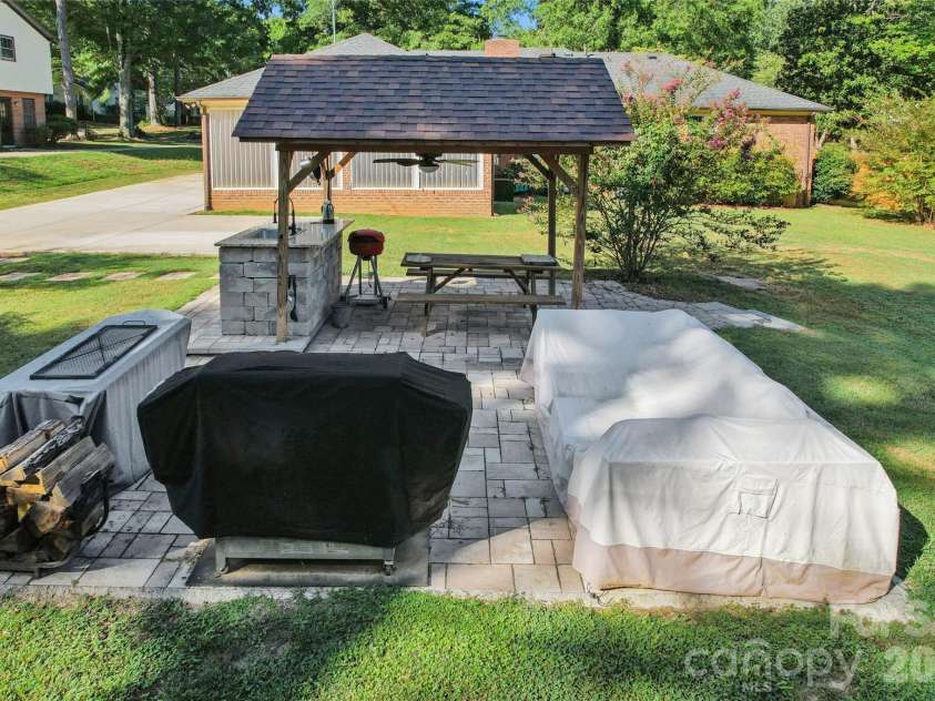 13507 Four Oaks Lane, Matthews, NC 28105.  MLS# CAR4424835, YatesRealty ID 23254. 