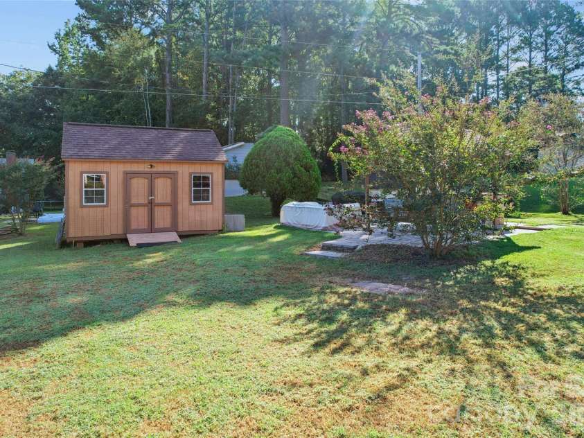 13507 Four Oaks Lane, Matthews, NC 28105.  MLS# CAR4424835, YatesRealty ID 23254. 