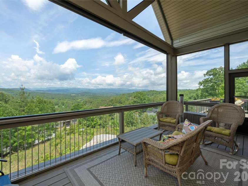 467 Crystal Heights Drive, Hendersonville, NC 28379.  MLS# CAR4374377, YatesRealty ID 23255. 