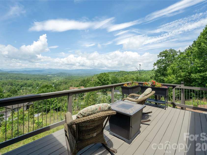 467 Crystal Heights Drive, Hendersonville, NC 28379.  MLS# CAR4374377, YatesRealty ID 23255. 