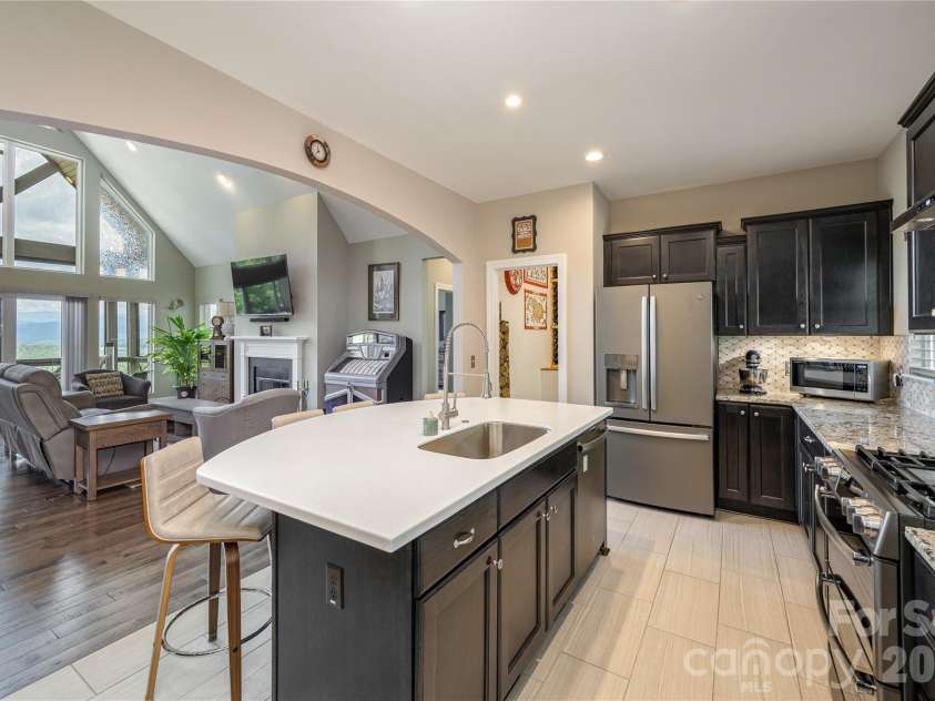 467 Crystal Heights Drive, Hendersonville, NC 28379.  MLS# CAR4374377, YatesRealty ID 23255. 
