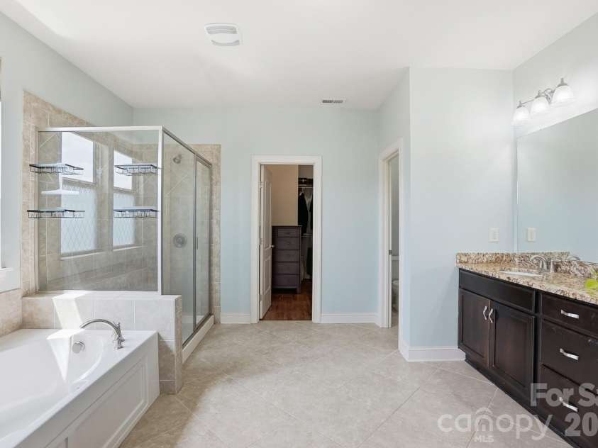 522 Iron Horse Lane, Midland, NC 28107.  MLS# CAR4374807, YatesRealty ID 23256. Primary bath