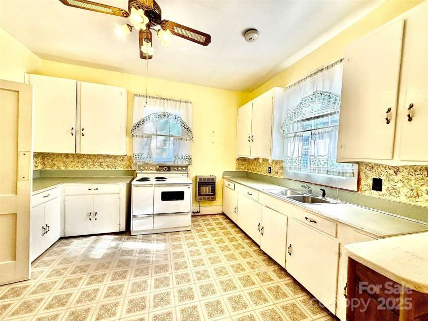 32 Pinecrest Avenue, Great Falls, SC 29055.  MLS# CAR4276649, YatesRealty ID 23257. 