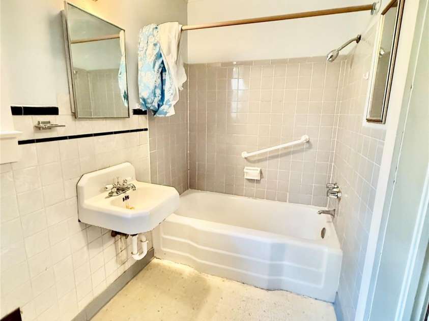 32 Pinecrest Avenue, Great Falls, SC 29055.  MLS# CAR4276649, YatesRealty ID 23257. 