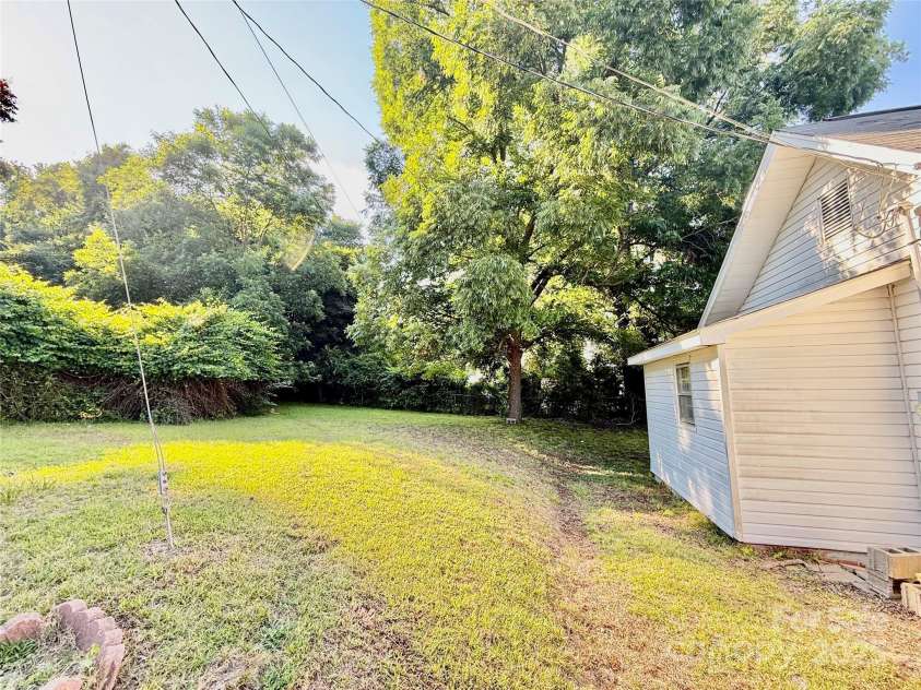 32 Pinecrest Avenue, Great Falls, SC 29055.  MLS# CAR4276649, YatesRealty ID 23257. 