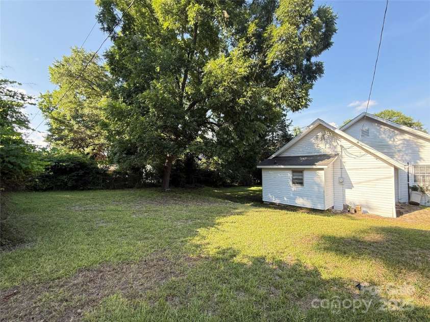 32 Pinecrest Avenue, Great Falls, SC 29055.  MLS# CAR4276649, YatesRealty ID 23257. 