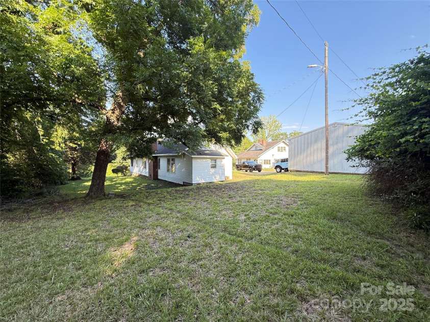 32 Pinecrest Avenue, Great Falls, SC 29055.  MLS# CAR4276649, YatesRealty ID 23257. 