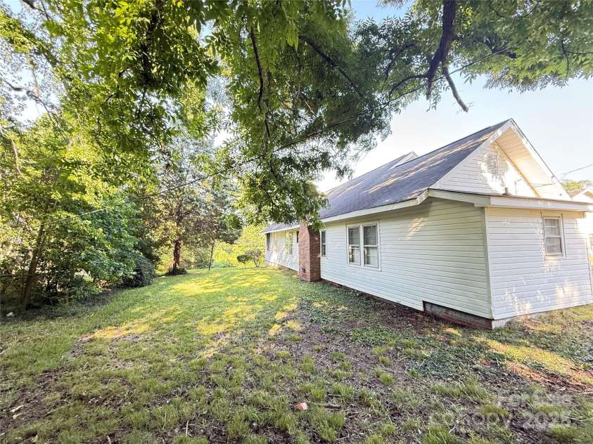 32 Pinecrest Avenue, Great Falls, SC 29055.  MLS# CAR4276649, YatesRealty ID 23257. 