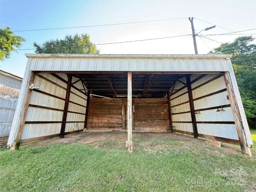 32 Pinecrest Avenue, Great Falls, SC 29055.  MLS# CAR4276649, YatesRealty ID 23257. 