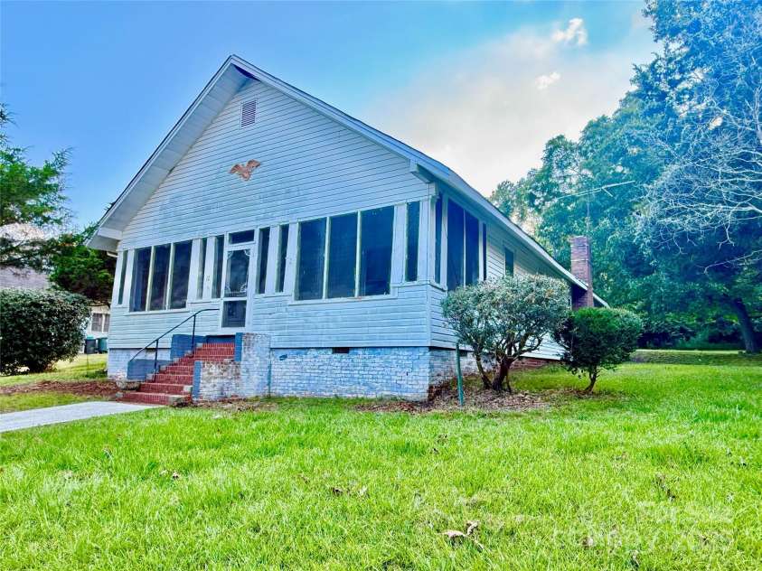 32 Pinecrest Avenue, Great Falls, SC 29055.  MLS# CAR4276649, YatesRealty ID 23257. 