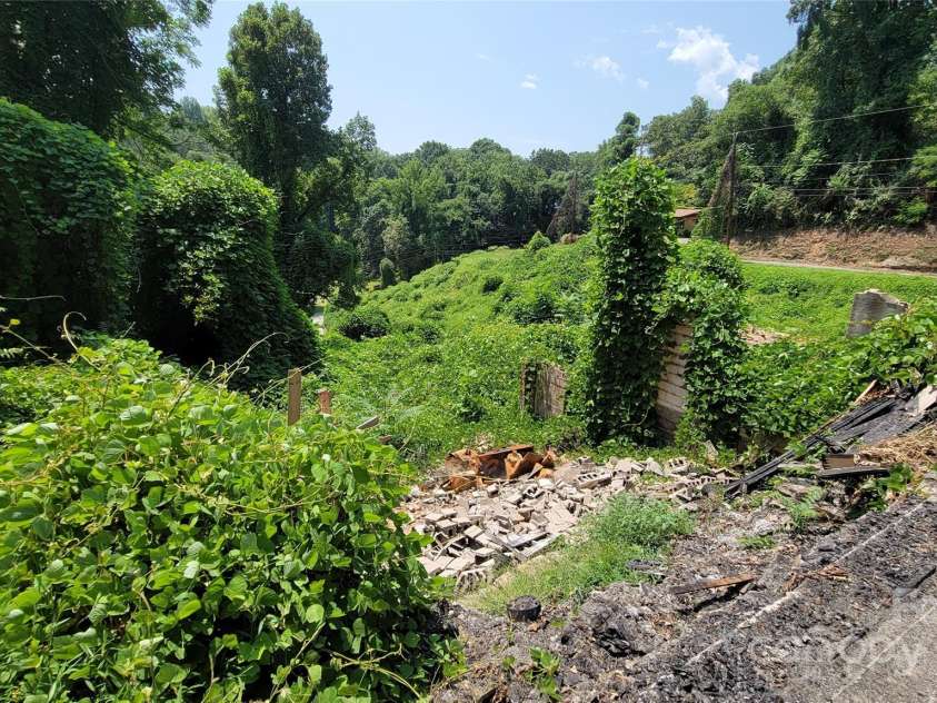 160 Cleveland Road, Tryon, NC 28782.  MLS# CAR4274322, YatesRealty ID 23261. Right lot