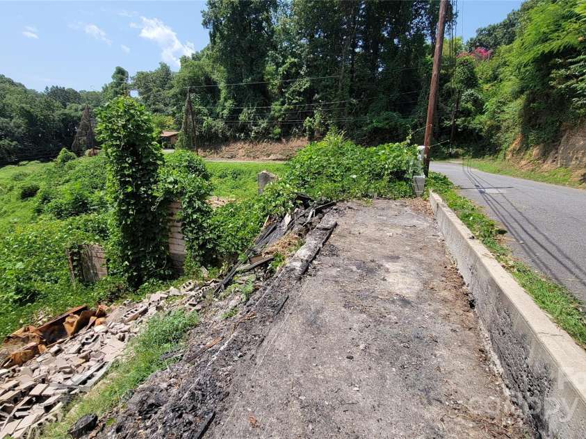 160 Cleveland Road, Tryon, NC 28782.  MLS# CAR4274322, YatesRealty ID 23261. Right lot