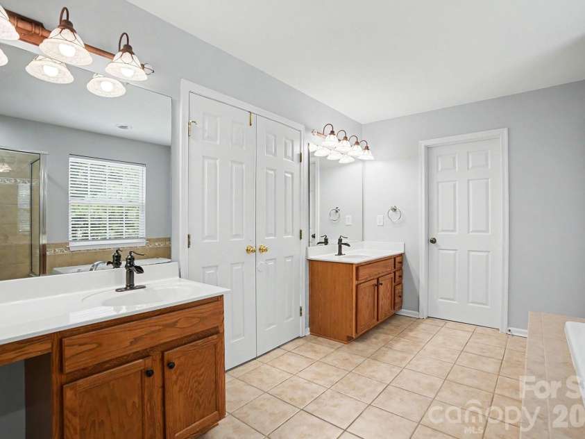 3208 Bur Oak Drive, Gastonia, NC 28056.  MLS# CAR4380752, YatesRealty ID 23261. Primary Bath