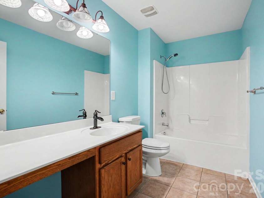 3208 Bur Oak Drive, Gastonia, NC 28056.  MLS# CAR4380752, YatesRealty ID 23261. Upstairs Hall Bath