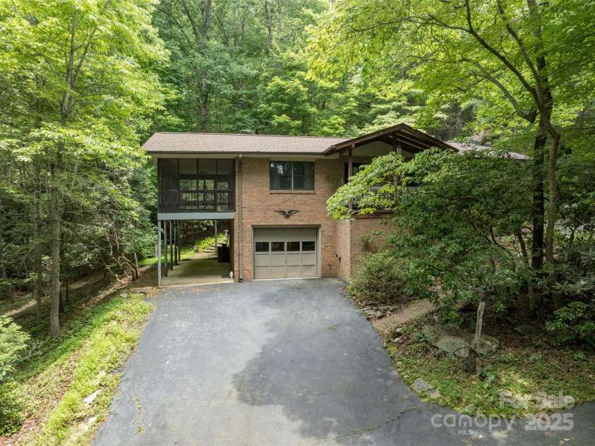 2344 Valencia Drive, Hendersonville, NC 28791.  MLS# CAR4274995, YatesRealty ID 23264. 