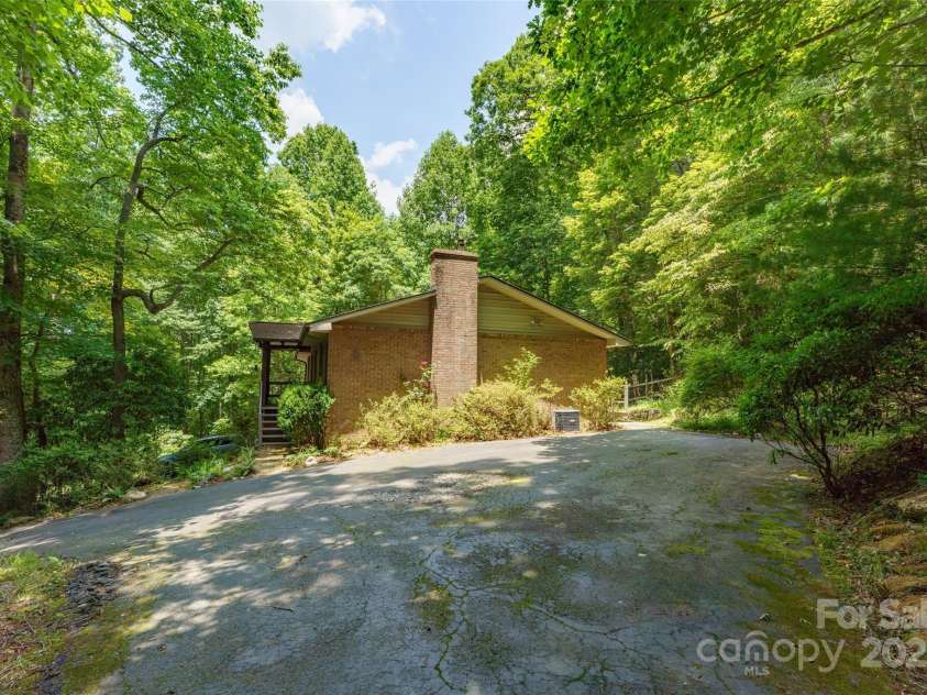 2344 Valencia Drive, Hendersonville, NC 28791.  MLS# CAR4274995, YatesRealty ID 23264. 