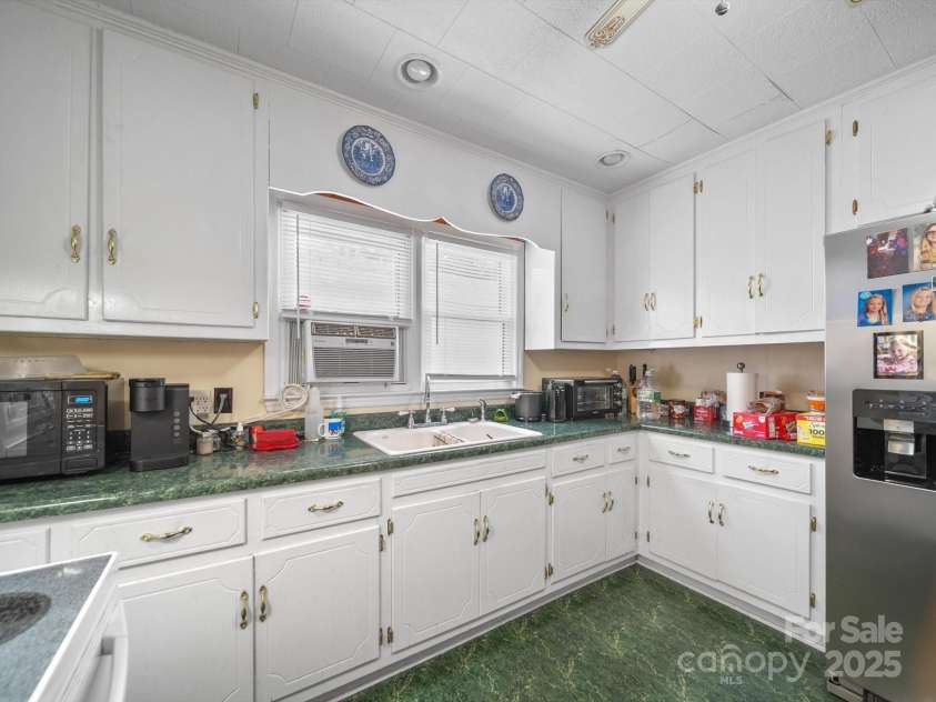151 Robinson Road, Gastonia, NC 28056.  MLS# CAR4275727, YatesRealty ID 23266. Kitchen