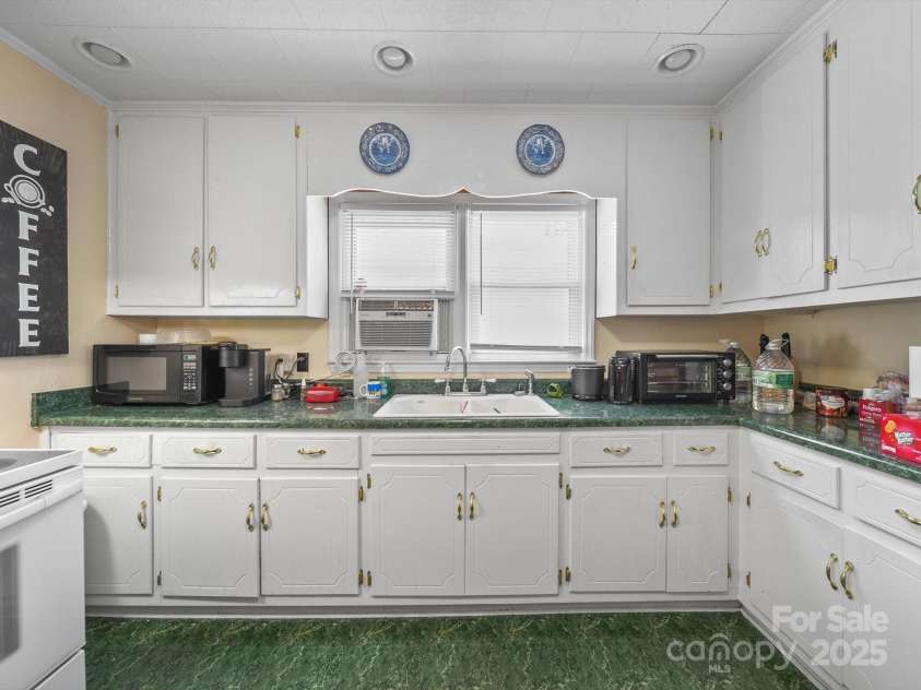 151 Robinson Road, Gastonia, NC 28056.  MLS# CAR4275727, YatesRealty ID 23266. Kitchen