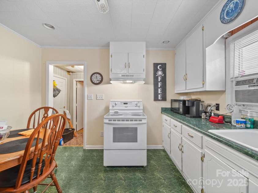 151 Robinson Road, Gastonia, NC 28056.  MLS# CAR4275727, YatesRealty ID 23266. Kitchen
