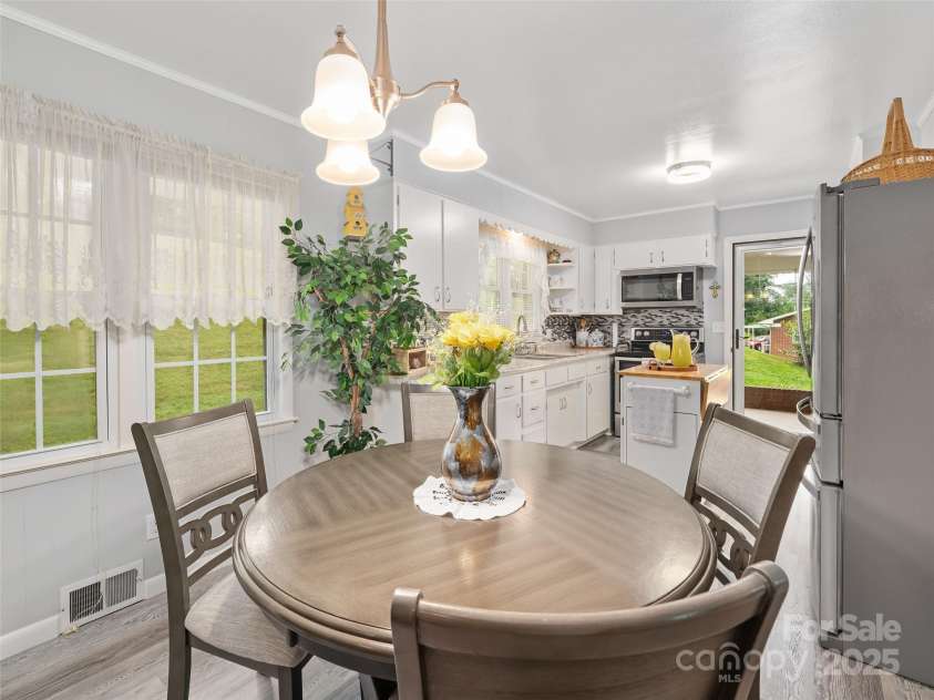 96 Mountain Road, Spruce Pine, NC 28777.  MLS# CAR4276760, YatesRealty ID 23269. 