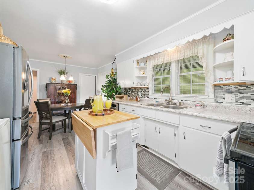 96 Mountain Road, Spruce Pine, NC 28777.  MLS# CAR4276760, YatesRealty ID 23269. 