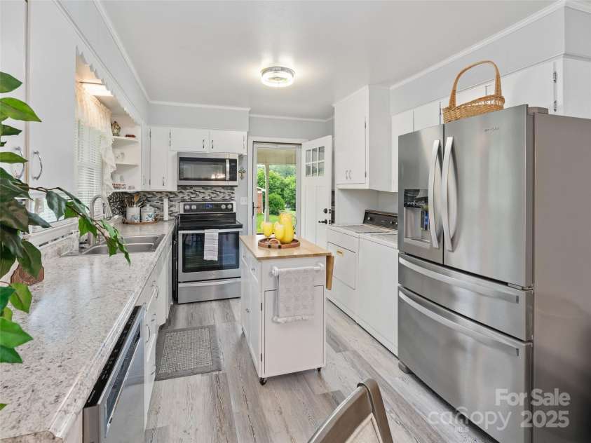 96 Mountain Road, Spruce Pine, NC 28777.  MLS# CAR4276760, YatesRealty ID 23269. 