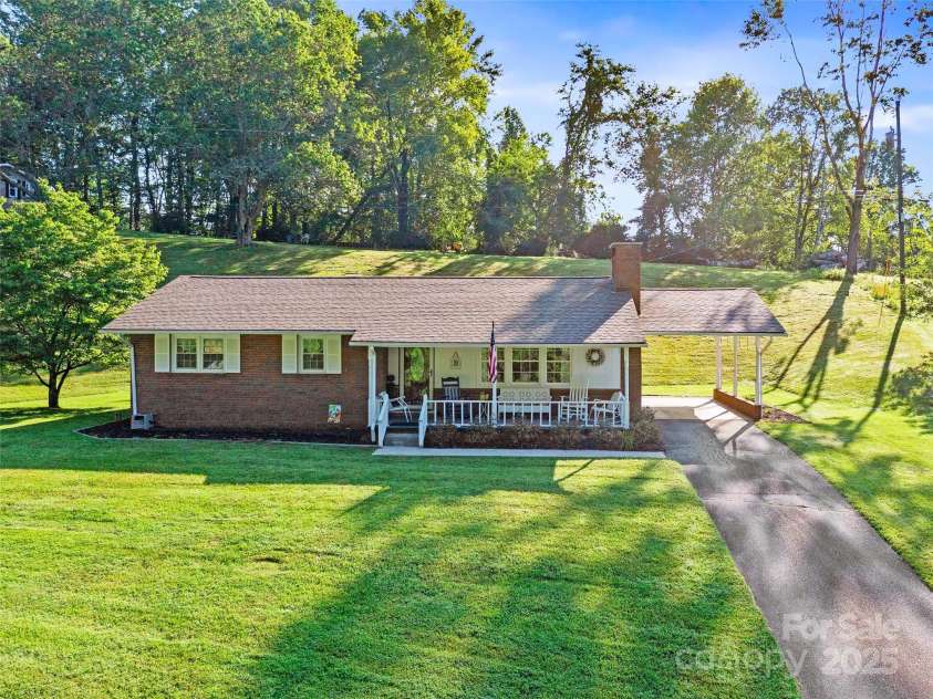 96 Mountain Road, Spruce Pine, NC 28777.  MLS# CAR4276760, YatesRealty ID 23269. 
