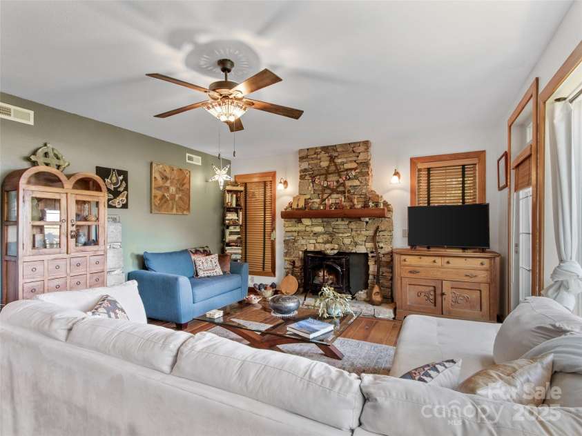 300 Creekside Way, Burnsville, NC 28714.  MLS# CAR4274498, YatesRealty ID 23274. 