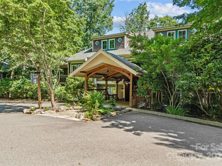 300 Creekside Way, Burnsville, NC 28714.  MLS# CAR4274498, YatesRealty ID 23274. 
