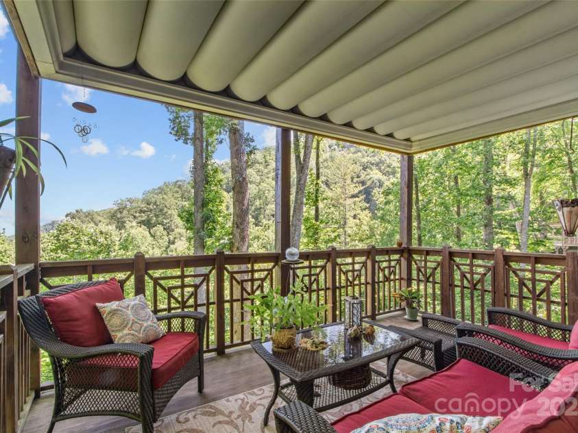 300 Creekside Way, Burnsville, NC 28714.  MLS# CAR4274498, YatesRealty ID 23274. 