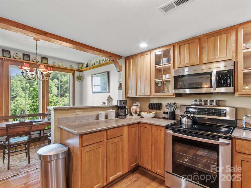 300 Creekside Way, Burnsville, NC 28714.  MLS# CAR4274498, YatesRealty ID 23274. 