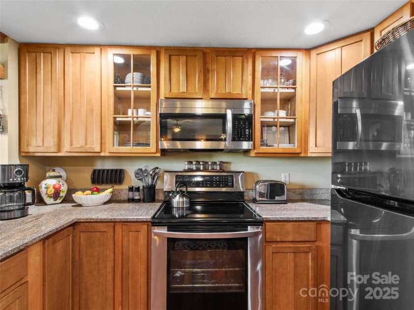 300 Creekside Way, Burnsville, NC 28714.  MLS# CAR4274498, YatesRealty ID 23274. 