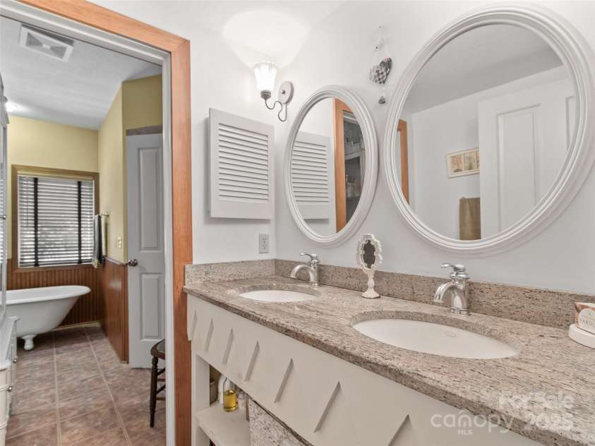 300 Creekside Way, Burnsville, NC 28714.  MLS# CAR4274498, YatesRealty ID 23274. 