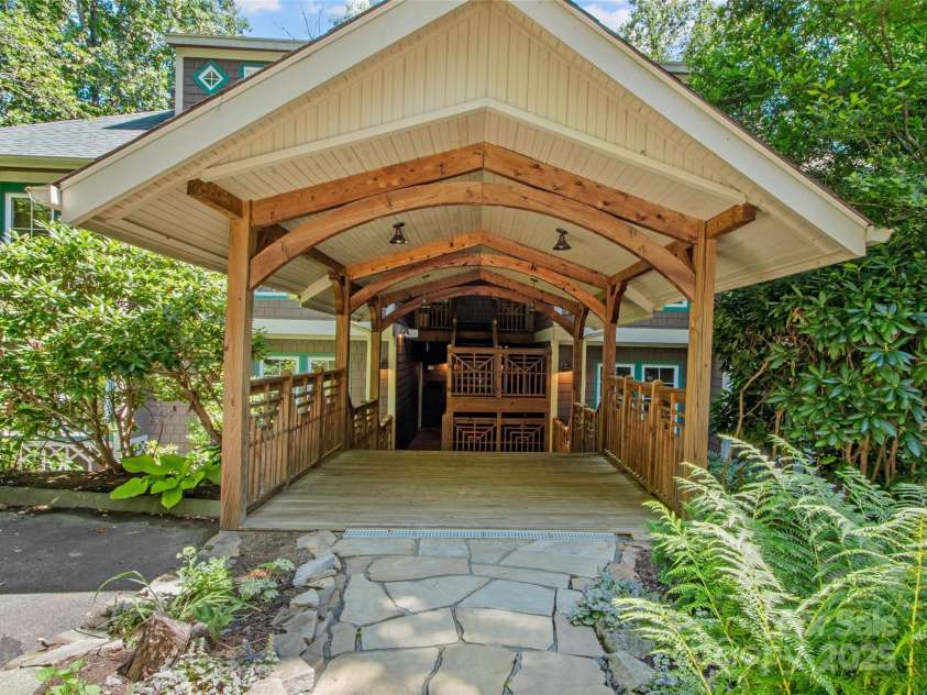 300 Creekside Way, Burnsville, NC 28714.  MLS# CAR4274498, YatesRealty ID 23274. 
