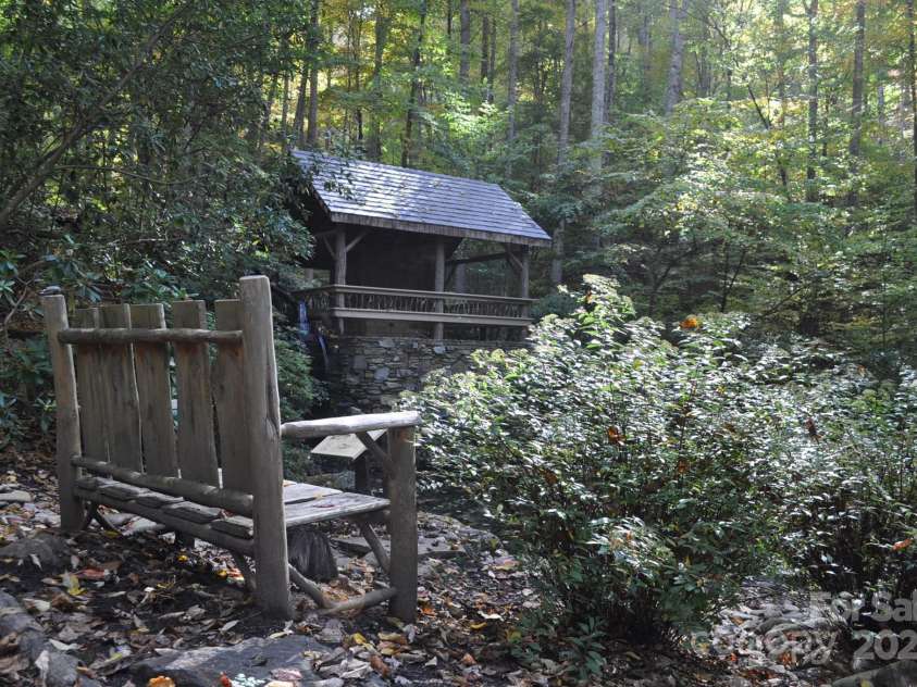 300 Creekside Way, Burnsville, NC 28714.  MLS# CAR4274498, YatesRealty ID 23274. 