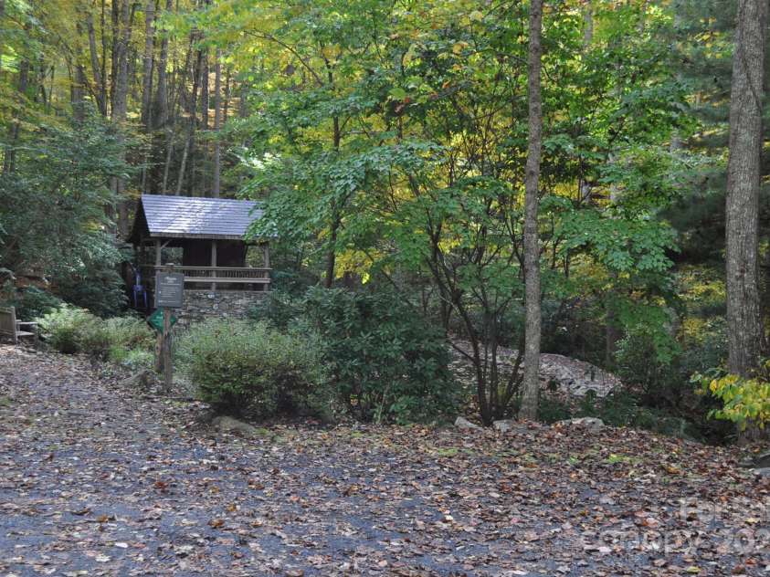 300 Creekside Way, Burnsville, NC 28714.  MLS# CAR4274498, YatesRealty ID 23274. 