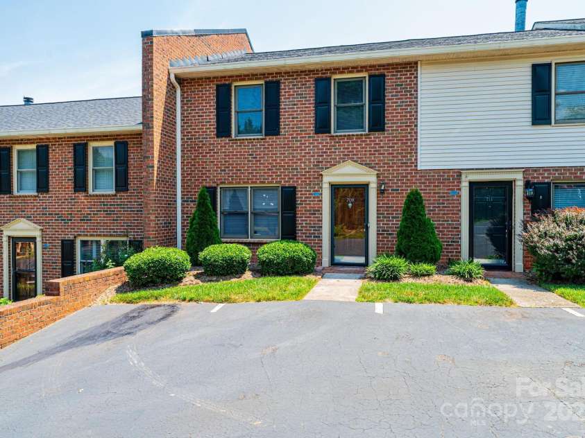 709 21st Avenue, Hickory, NC 28601.  MLS# CAR4276876, YatesRealty ID 23275. Front parking area