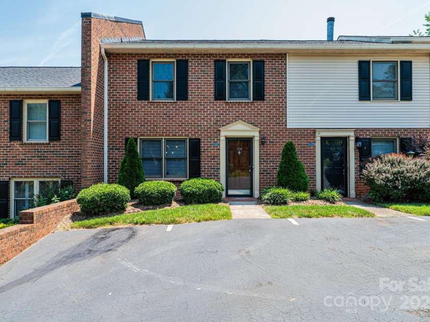 709 21st Avenue, Hickory, NC 28601.  MLS# CAR4276876, YatesRealty ID 23275. Front parking area