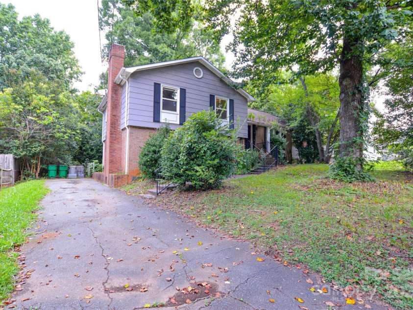 5008 Brooktree Drive, Charlotte, NC 28208.  MLS# CAR4276220, YatesRealty ID 23280. 