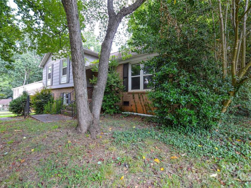 5008 Brooktree Drive, Charlotte, NC 28208.  MLS# CAR4276220, YatesRealty ID 23280. 
