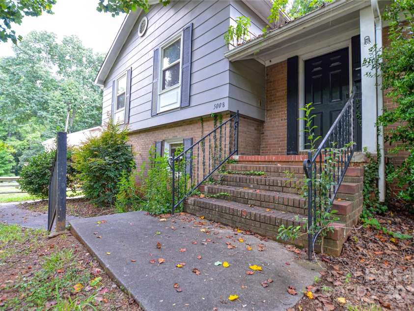 5008 Brooktree Drive, Charlotte, NC 28208.  MLS# CAR4276220, YatesRealty ID 23280. 