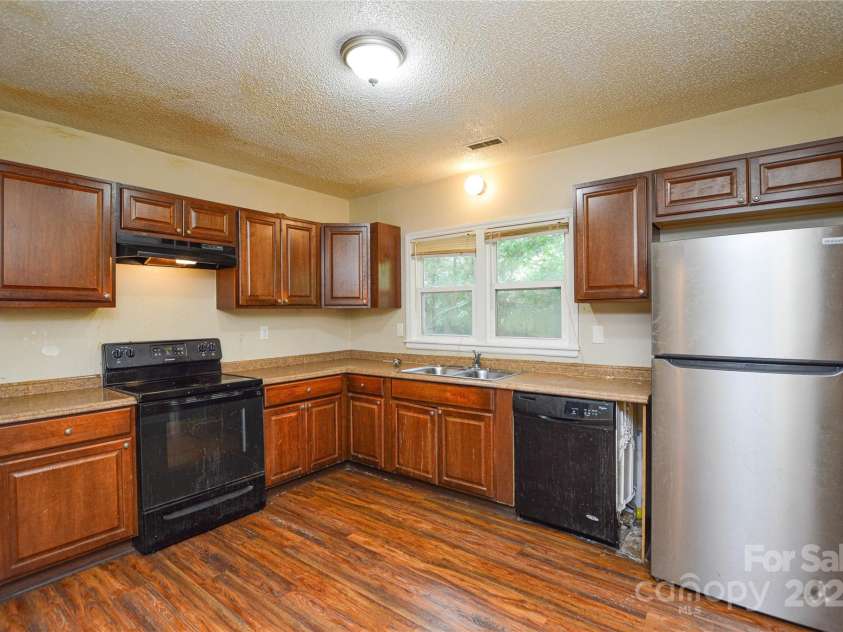 5008 Brooktree Drive, Charlotte, NC 28208.  MLS# CAR4276220, YatesRealty ID 23280. 