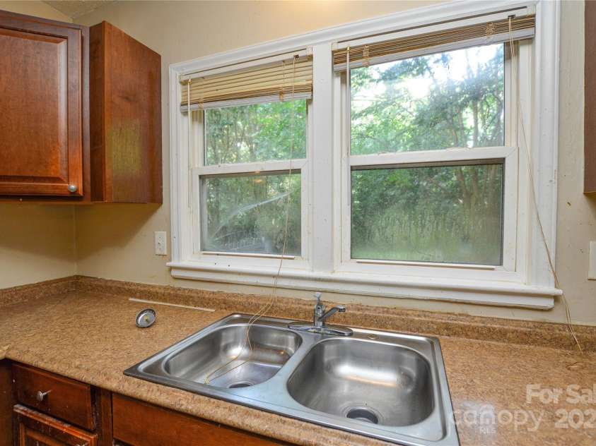 5008 Brooktree Drive, Charlotte, NC 28208.  MLS# CAR4276220, YatesRealty ID 23280. 