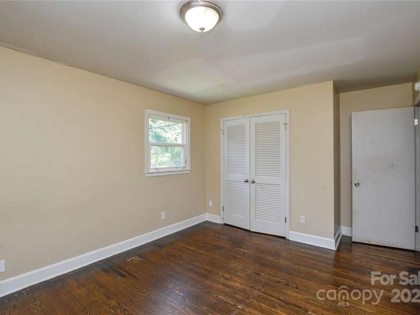 5008 Brooktree Drive, Charlotte, NC 28208.  MLS# CAR4276220, YatesRealty ID 23280. 