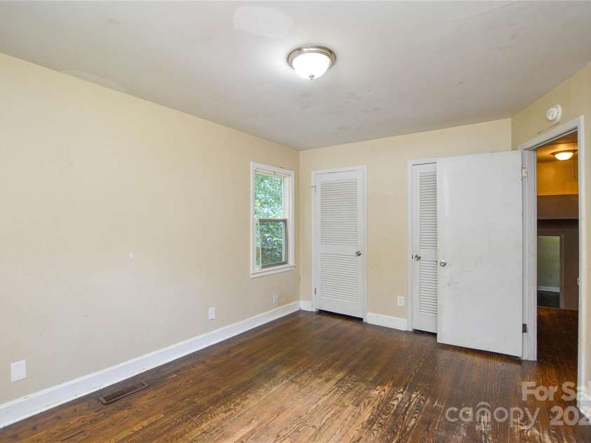 5008 Brooktree Drive, Charlotte, NC 28208.  MLS# CAR4276220, YatesRealty ID 23280. 