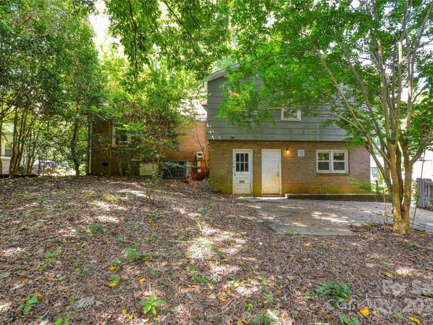 5008 Brooktree Drive, Charlotte, NC 28208.  MLS# CAR4276220, YatesRealty ID 23280. 