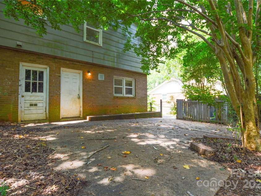 5008 Brooktree Drive, Charlotte, NC 28208.  MLS# CAR4276220, YatesRealty ID 23280. 