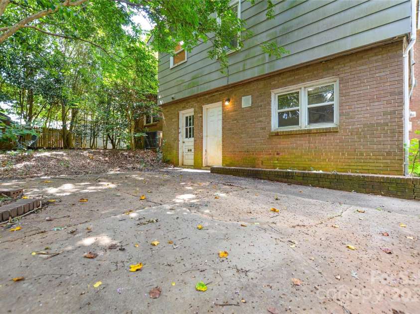 5008 Brooktree Drive, Charlotte, NC 28208.  MLS# CAR4276220, YatesRealty ID 23280. 