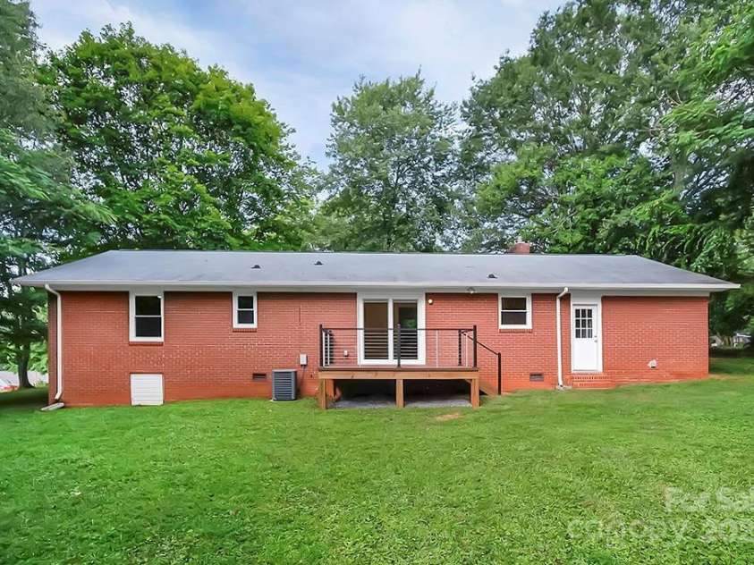 1538 Hilltop Drive, Shelby, NC 28150.  MLS# CAR4276339, YatesRealty ID 23281. 